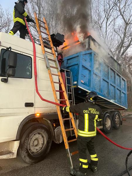 VIDEO - Prende fuoco un camion lungo la Bonifica del Salinello - Foto