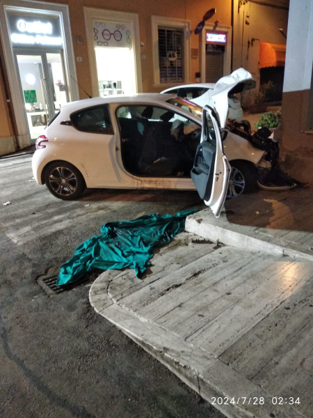 Scontro tra due auto in pieno centro a Teramo: 5 ragazzi trasferiti al Mazzini - Foto