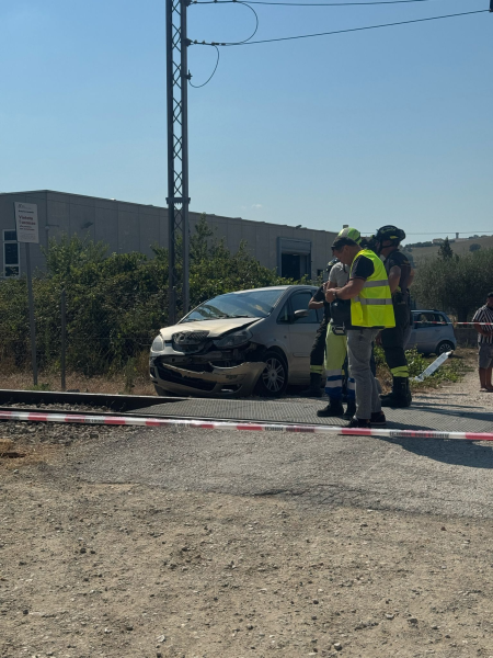 Incidente a Selva Piana. Treno travolge un'auto lasciata sui binari del passaggio a livello - Foto