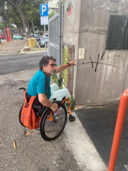 La sede INPS di Pescara e le difficoltà di accesso per i disabili - Foto