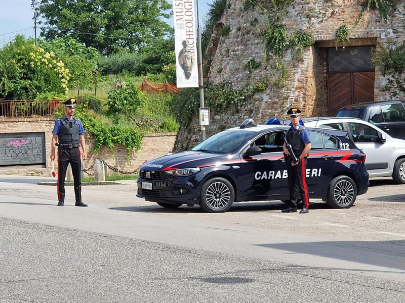 Martinsicuro. Tenta di rubare un monopattino ma viene arrestato, poi dà di matto nella stazione dei carabinieri - Foto