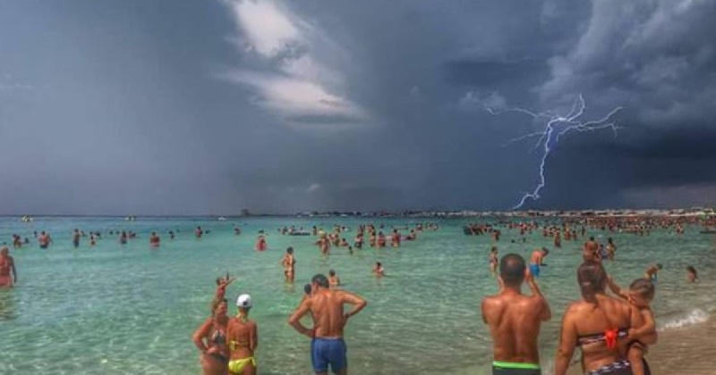 Maltempo. Cade un fulmine in spiaggia ad Alba Adriatica: una donna in arresto cardiaco - Foto