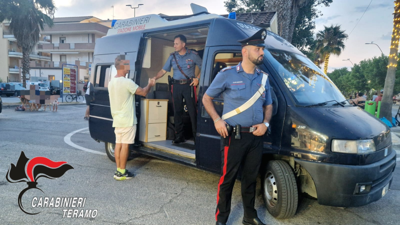 Alba Adriatica: servizio continuativo per la Stazione Mobile dei Carabinieri - Foto