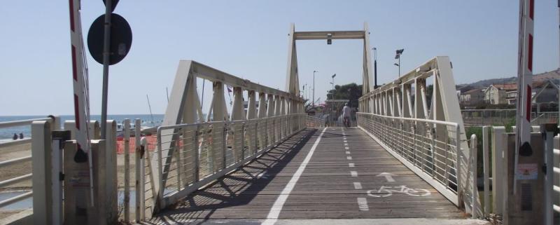 Pineto. Dalla prossima settimana iniziano i lavori del ponte girevole sul torrente Calvano - Foto