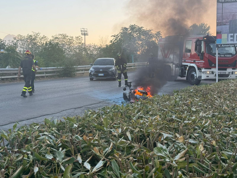 Incidente a Piano d'Accio: a fuoco una moto - Foto