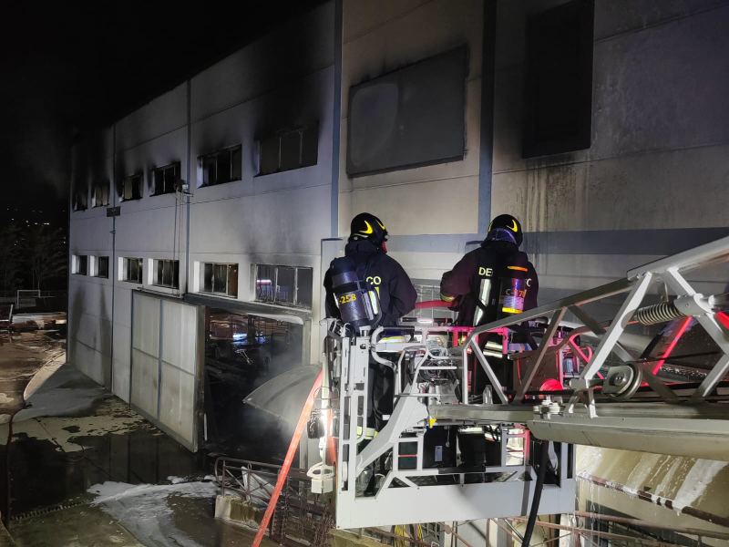 Spento dopo cinque ore l'incendio nel capannone di Villa Ardente di Bellante - Foto