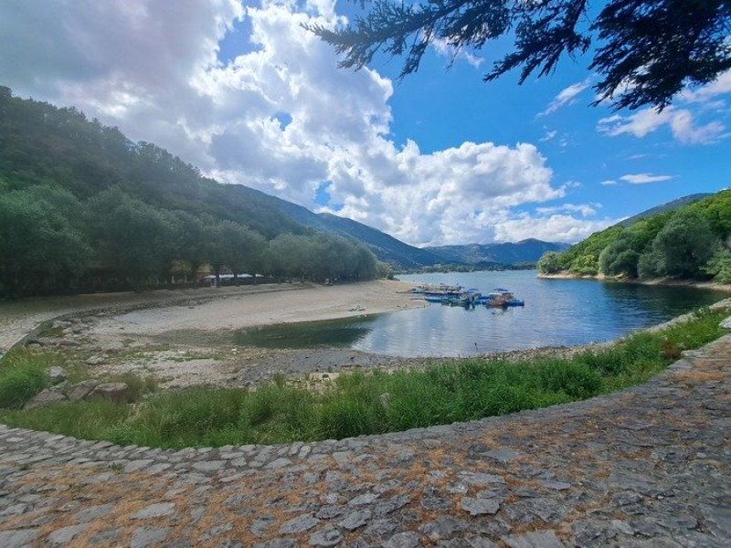 Temperature alte e siccità: ne risente anche il lago di Scanno - Foto