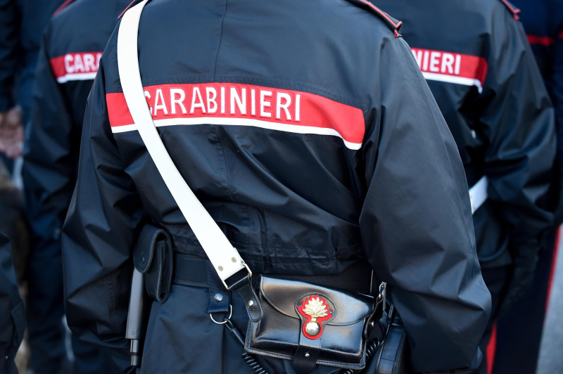 Evade dai domiciliari. I Carabinieri lo intercettano in un bar e lui stacca un orecchio a morsi a un agente - Foto