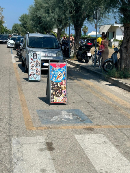 Villa Rosa: parcheggi per i disabili "prenotati" con dei cartelloni pubblicitari - Foto