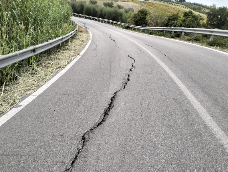 SP 7 tra Nereto e Torano: asfalto che inizia a cedere e un pericolo concreto per gli automobilisti - Foto