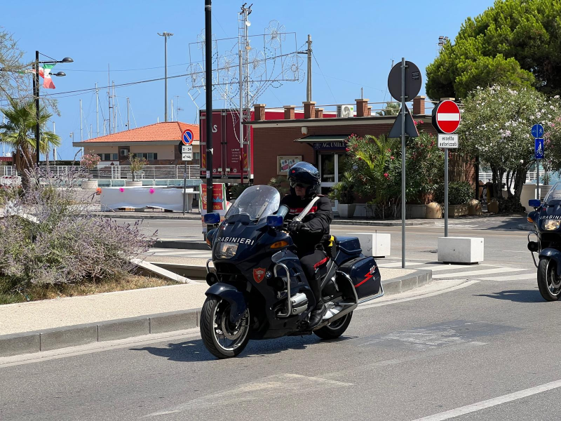 Urta un'auto parcheggiata, scende e inveisce contro altre auto e i proprietari - Foto