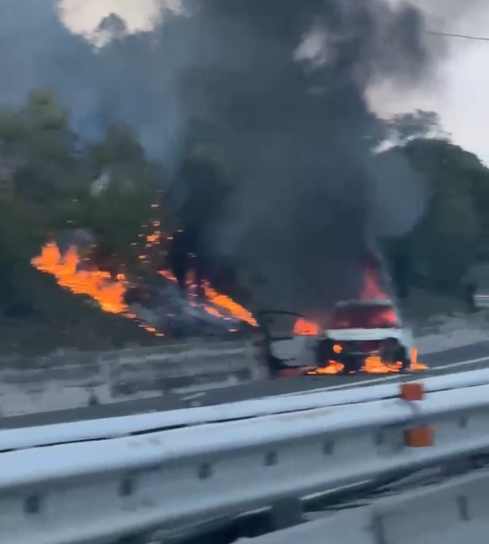 Attenzione. Veicolo a fuoco in A14 direzione sud, altezza Tortoreto - Foto