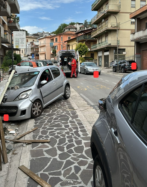 Incidente a Teramo. Finiscono con l'auto contro una casa - Foto