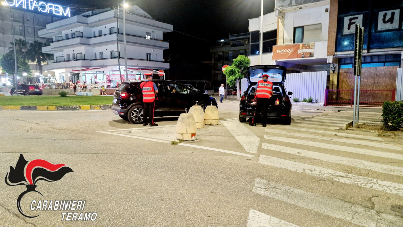 Tortoreto. Spintona i carabinieri e scappa: inseguito e arrestato dai militari - Foto