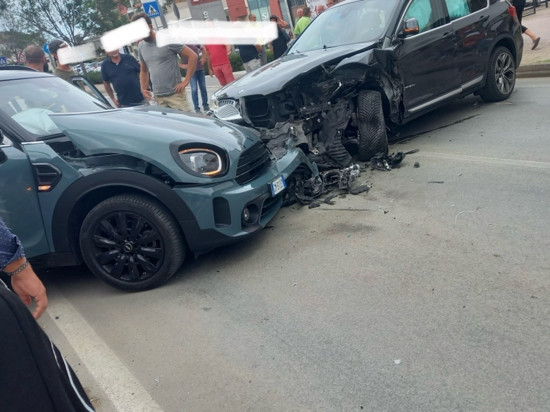 Scontro tra due auto a Pagliare di Morro d'Oro - Foto