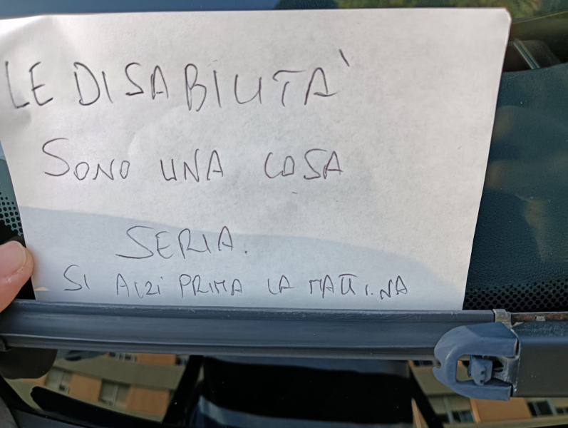 Il buongiorno che si vede dal mattino. Auto nel posto disabili del Mazzini senza contrassegno - Foto