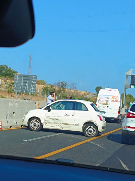 Incidente in A14: scontro tra un'auto e un furgone tra Roseto e Pineto - Foto