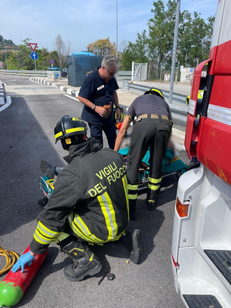 Resta con la mano schiacciata sotto al camion mentre fa manutenzione - Foto