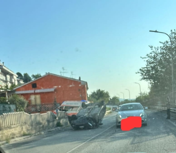 Auto si ribalta davanti alla sede della Croce bianca di Teramo: nessun ferito grave - Foto