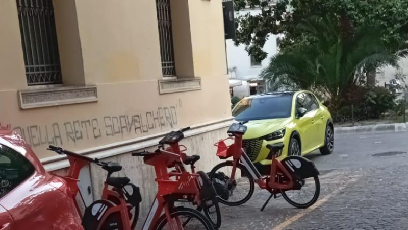 Le biciclette elettriche a Teramo e quel senso di civiltà nel parcheggiarle negli stalli gialli - Foto