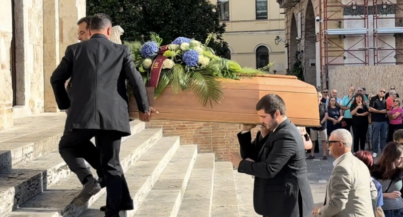 Teramo dà il suo addio a Dario Sfoglia: oggi saluta un punto di riferimento della città - Foto