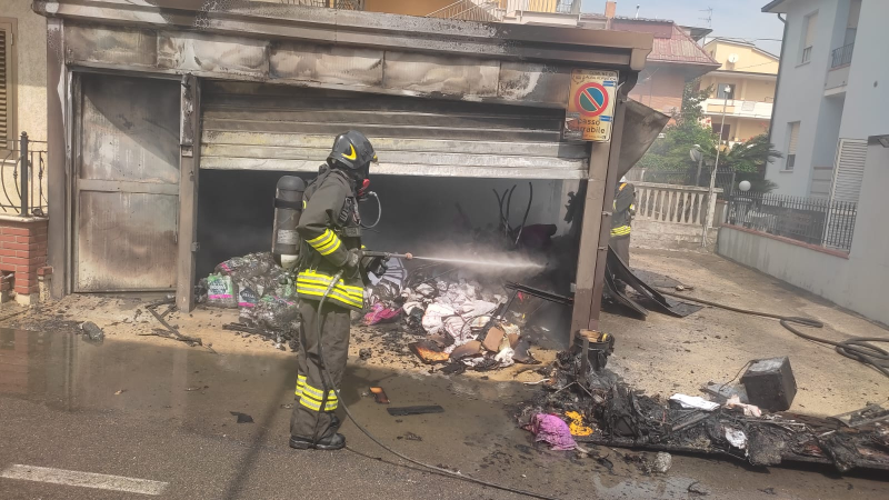 Incendio in una rimessa ad Alba Adriatica: intervento tempestivo dei Vigili del Fuoco evita danni maggiori - Foto