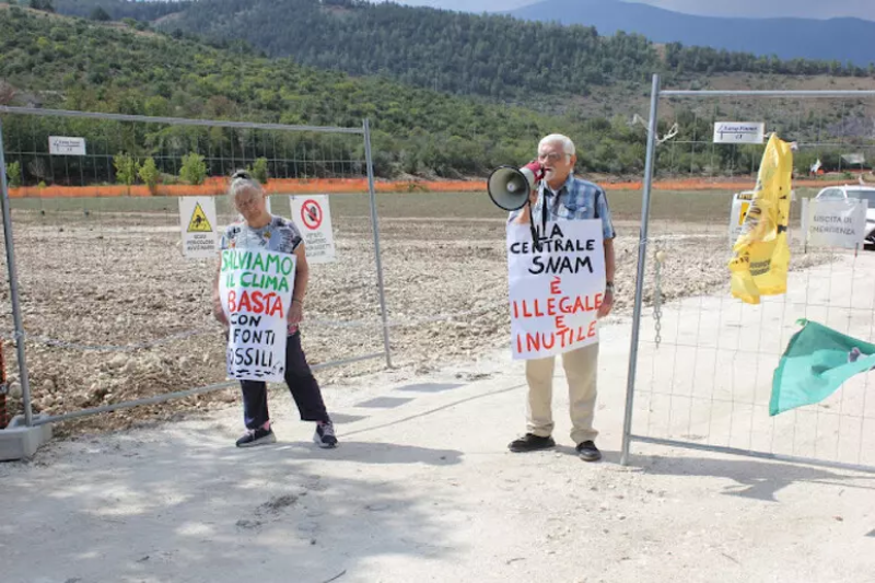 Due attivisti si incatenano al cancello della Centrale Snam di Sulmona per fermarne i lavori - Foto