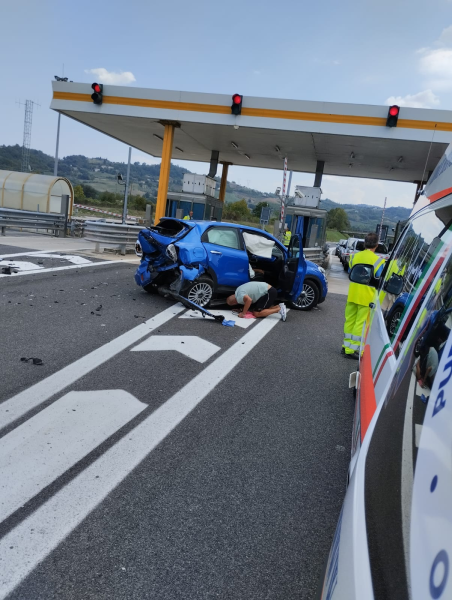 Tamponamento tra due auto all’uscita dell’A24 di Basciano: due i feriti - Foto