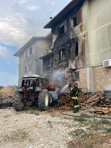 Scoppia un incendio in un'abitazione di Santa Margherita di Atri: evacuate sei persone - Foto