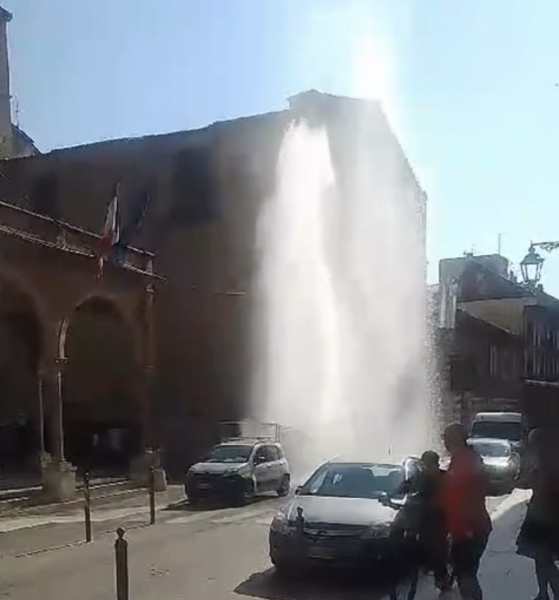 Corso De Michetti allagato a causa di una rottura di una condotta dell'acqua - Foto