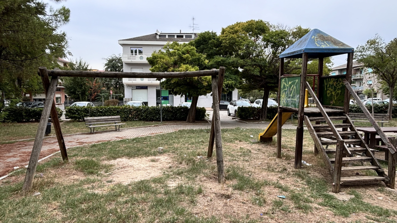 San Nicolò e quel parco giochi senza giochi, tra rifiuti ed erba incolta - Foto