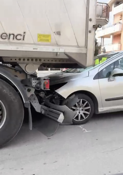 Rocambolesco incidente a Castelnuovo: auto finisce contro camion - Foto