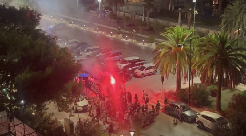 Giulianova. Campetto Occupato con striscioni e fumogeni dopo lo sgombero dell'ex depuratore - Foto