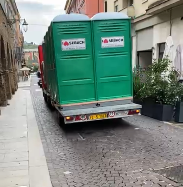 Continua la prassi del contromano tra le vie del centro storico di Teramo - Foto