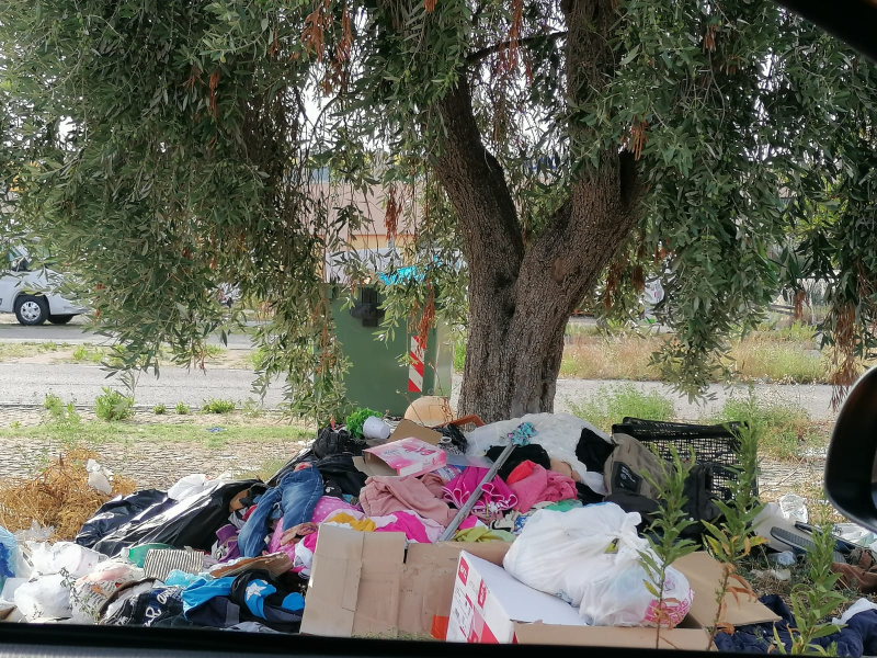 Centro Commerciale Il Grillo. Parcheggi trasformati in discariche e accampamenti - Foto