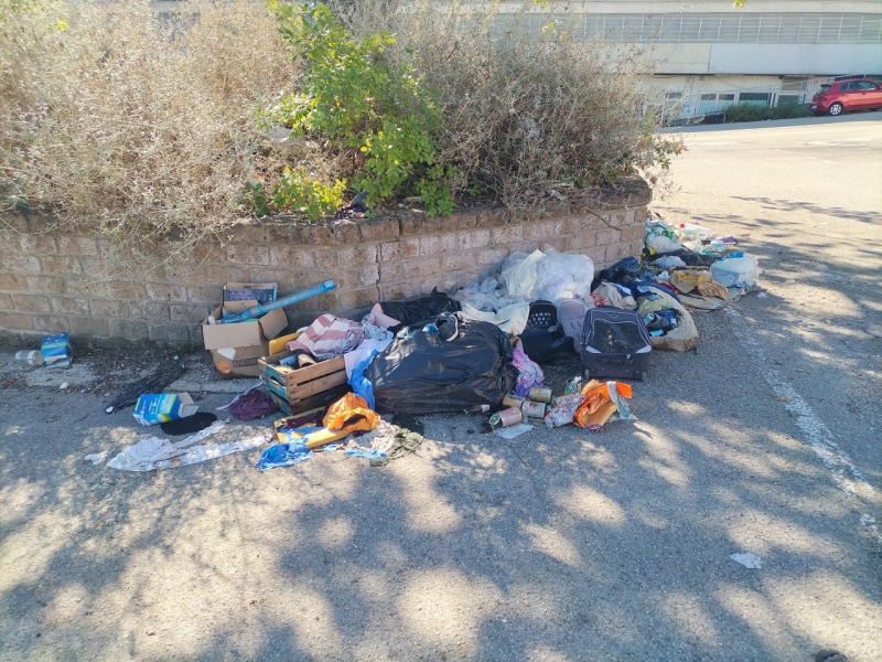 Una discarica a cielo aperto nell'area dell'ex supermercato Cityper - Foto