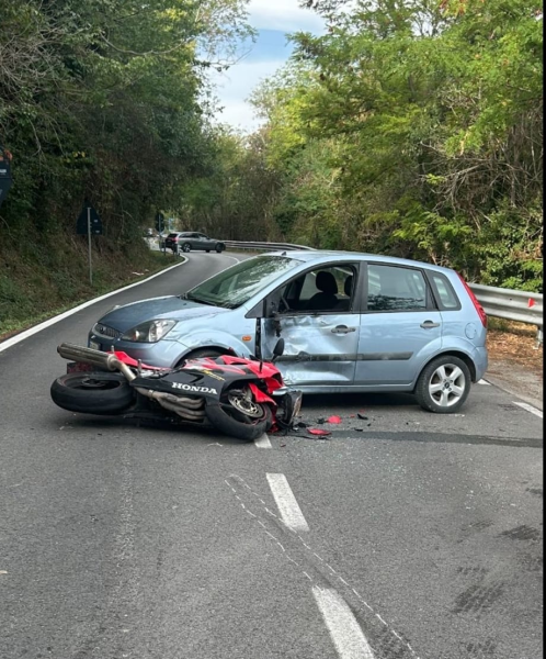 Incidente tra una moto e un'auto a Notaresco: grave il centauro in codice rosso al Mazzini - Foto