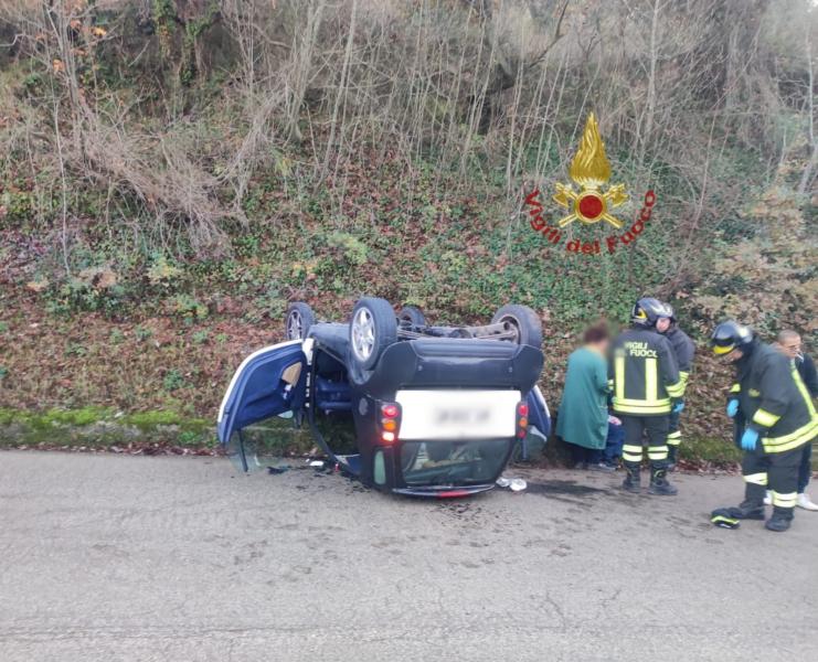 L'auto si ribalta contro una cunetta: traumi lievi per la 27enne alla guida - Foto