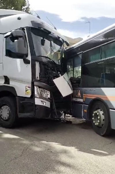 Camion contro pullman a Giulianova: camionista estratto dal mezzo - Foto