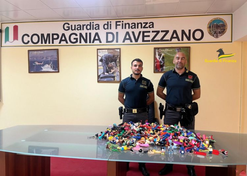 Le fiamme gialle di Avezzano sequestrano oltre 20mila prodotti contraffatti - Foto