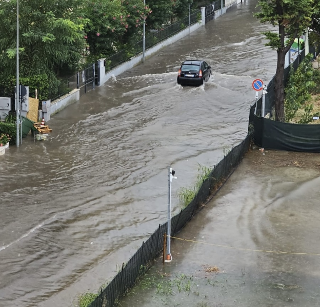 Maltempo. Allagate numerose zone di Alba Adriatica: i video dei cittadini - Foto