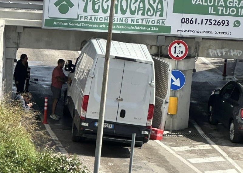 Tortoreto. Rimane incastrata con il furgone nel sottopasso: trauma cranico per una 38enne - Foto