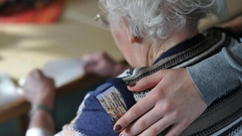 Picchiava e umiliava l'anziana per cui lavorava: condannata una badante a Teramo - Foto