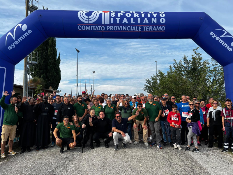 In tantissimi questa mattina a Colle Santa Maria camminano per l'Africa - Foto