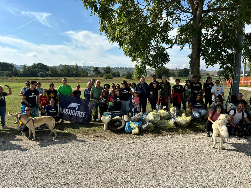 Grande iniziativa ieri di Plastic Free con oltre 50 volontari in opera a Sant'Omero - Foto