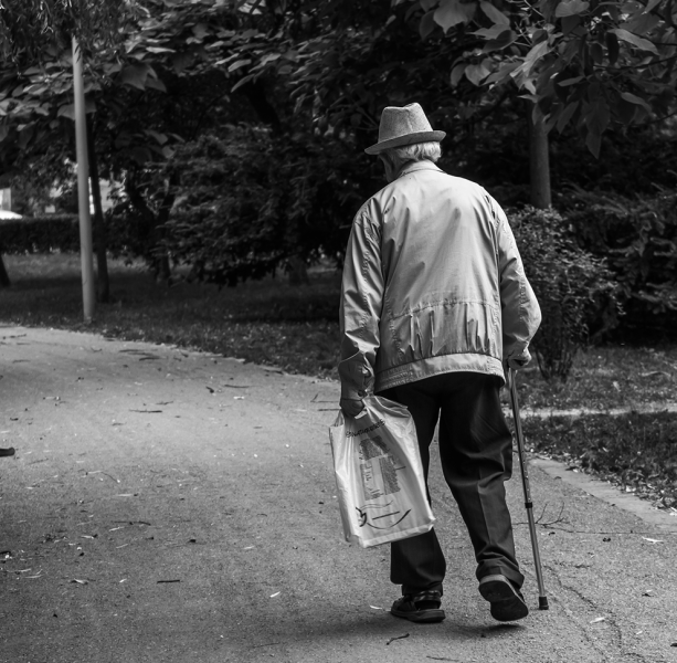 "Ho aiutato un vecchietto a tornare a casa: era solo, di notte, mi ha raccontato la sua storia" - Foto