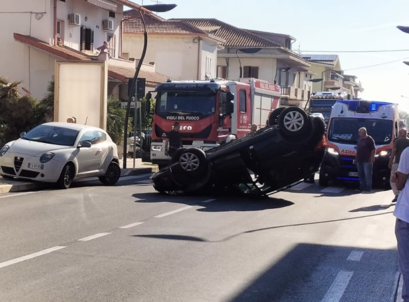 Rocambolesco incidente a Garrufo di SantOmero: auto si ribalta - Foto