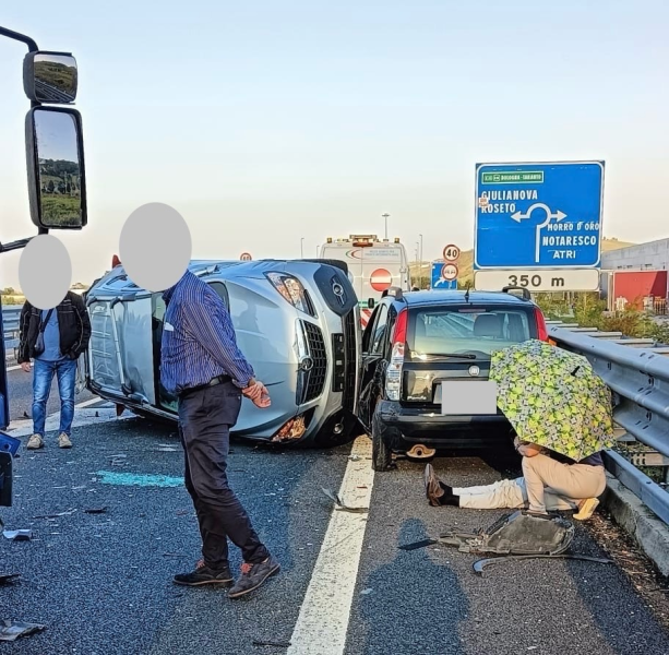 Brutto incidente sulla Teramo Mare vicino all'uscita di Mosciano: traffico rallentato - Foto