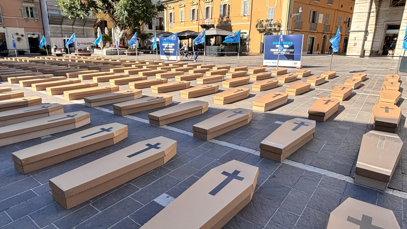 Teramo è maglia nera in Abruzzo per le morti sul lavoro: oggi in piazza 158 bare simboliche - Foto