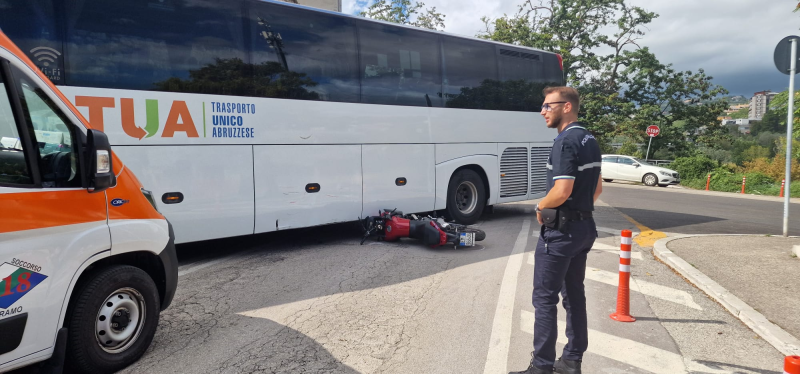 Moto contro pullman a Teramo: fortunatamente niente di grave per un centauro - Foto